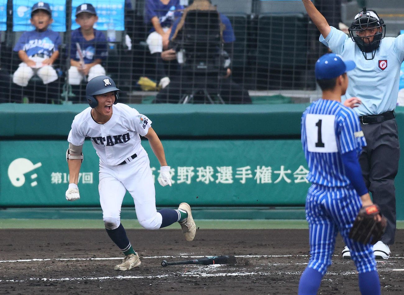 青藍泰斗対佐賀北　2回裏佐賀北2死満塁、山下は同点の押し出し死球を受けガッツポーズをする。投手永井（撮影・藤尾明華）