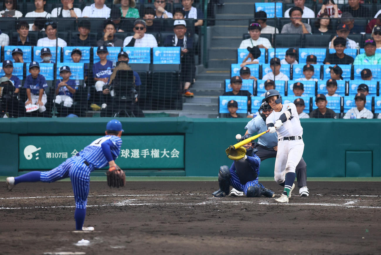 青藍泰斗対佐賀北　3回裏佐賀北1死三塁、片渕は左前に勝ち越し適時打を放つ。投手永井（撮影・藤尾明華）