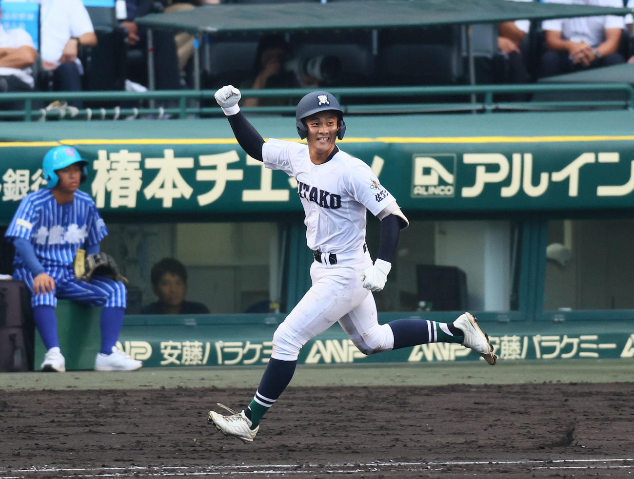 青藍泰斗対佐賀北　3回裏佐賀北1死三塁、片渕は左前に勝ち越し適時打を放ちガッツポーズをする（撮影・藤尾明華）