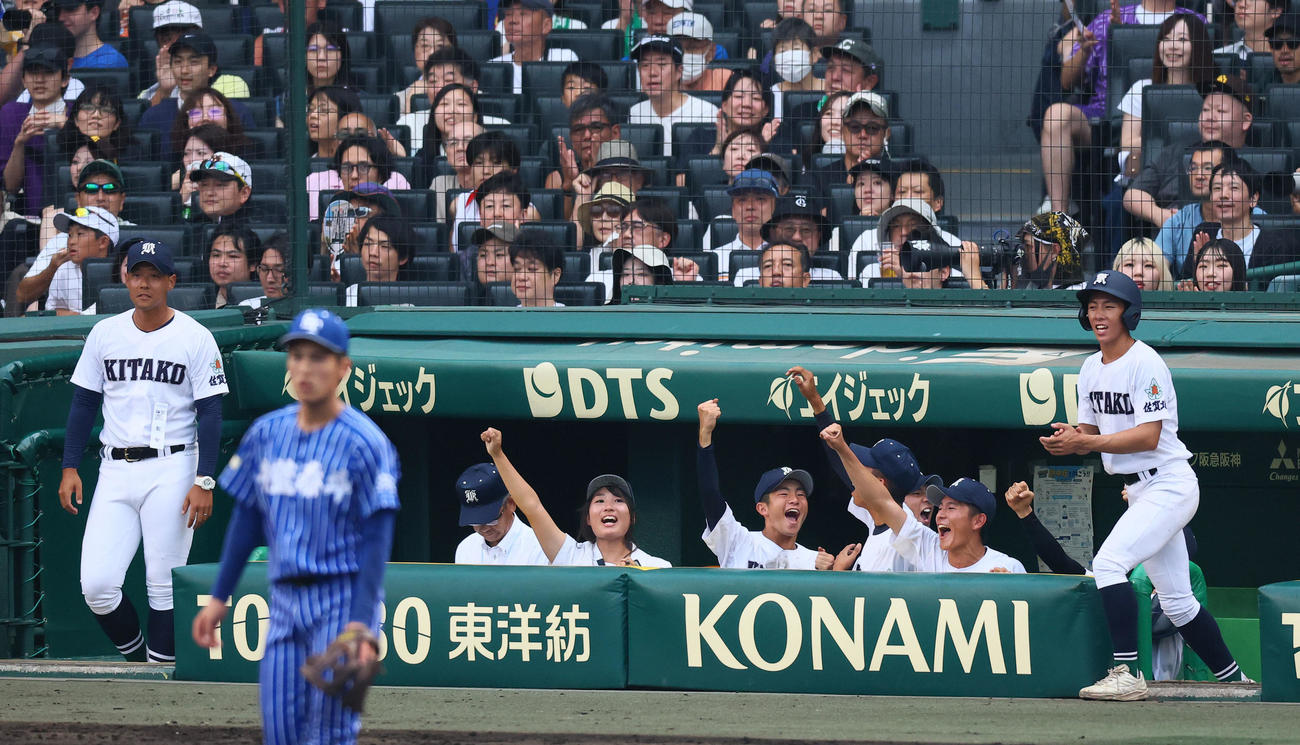 青藍泰斗対佐賀北　3回裏佐賀北1死三塁、片渕の左前勝ち越し適時打にガッツポーズをする佐賀北ベンチ（撮影・藤尾明華）