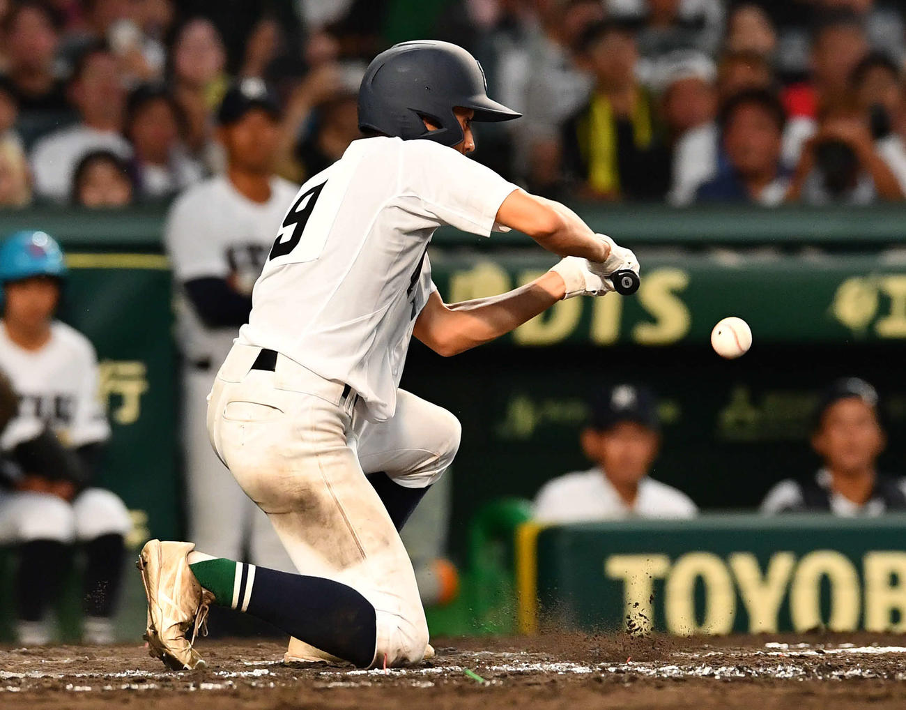 青藍泰斗対佐賀北　10回裏佐賀北1死満塁、山下はサヨナラスクイズを決める（撮影・岩下翔太）