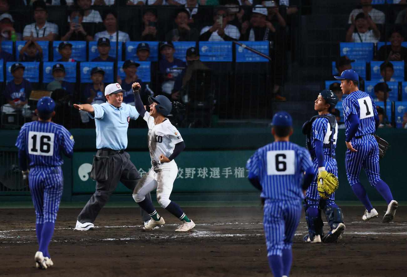 青藍泰斗対佐賀北　10回裏佐賀北1死満塁、山下のサヨナラのスクイズで生還し、ガッツポーズをする塚原（撮影・藤尾明華）