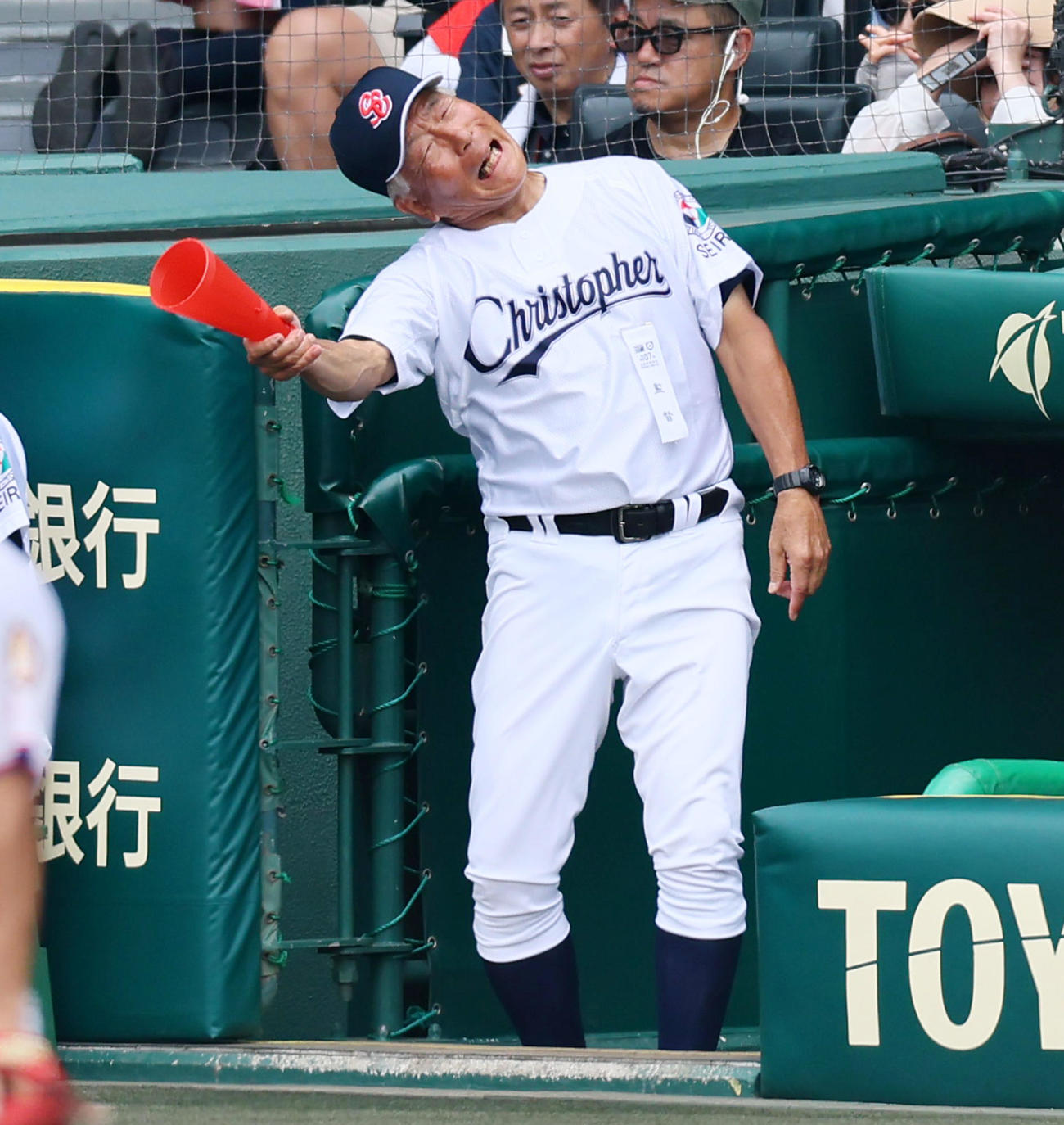 聖隷クリストファー対明秀学園日立　8回表、追加点でメガホンを手に嬉しそうな表情を見せる聖隷クリストファーの上村監督（撮影・加藤哉）