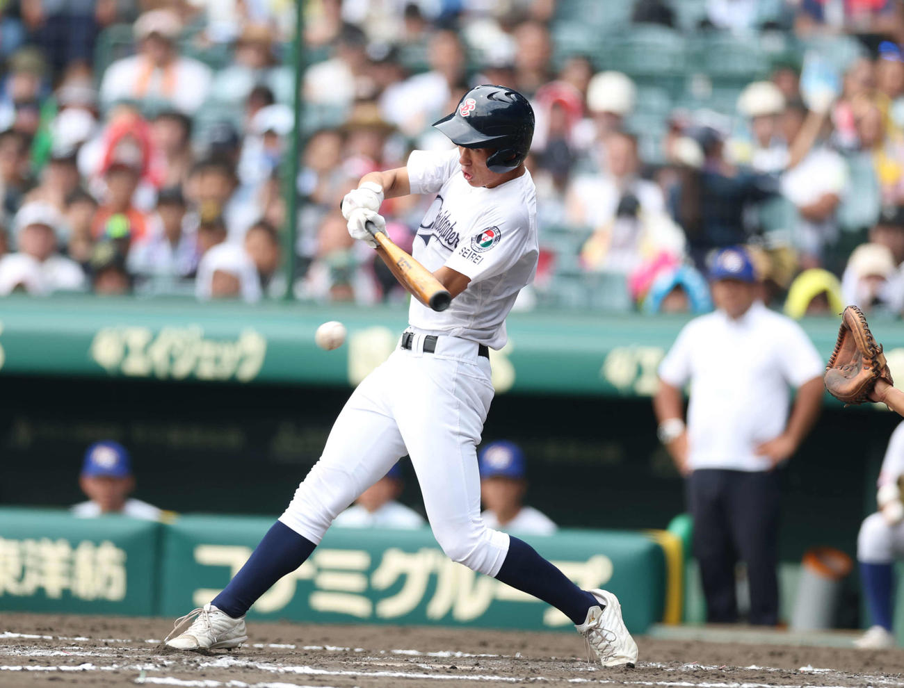 聖隷クリストファー対明秀学園日立　8回表聖隷クリストファー2死二塁、適時内野安打を放つ江成（撮影・増田悦実）