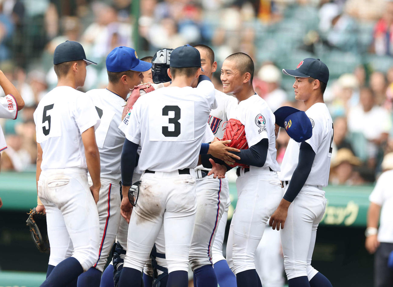 聖隷クリストファー対明秀学園日立　試合が終了し明秀学園日立ナインとたたえ合う高部（右から2番目）（撮影・増田悦実）