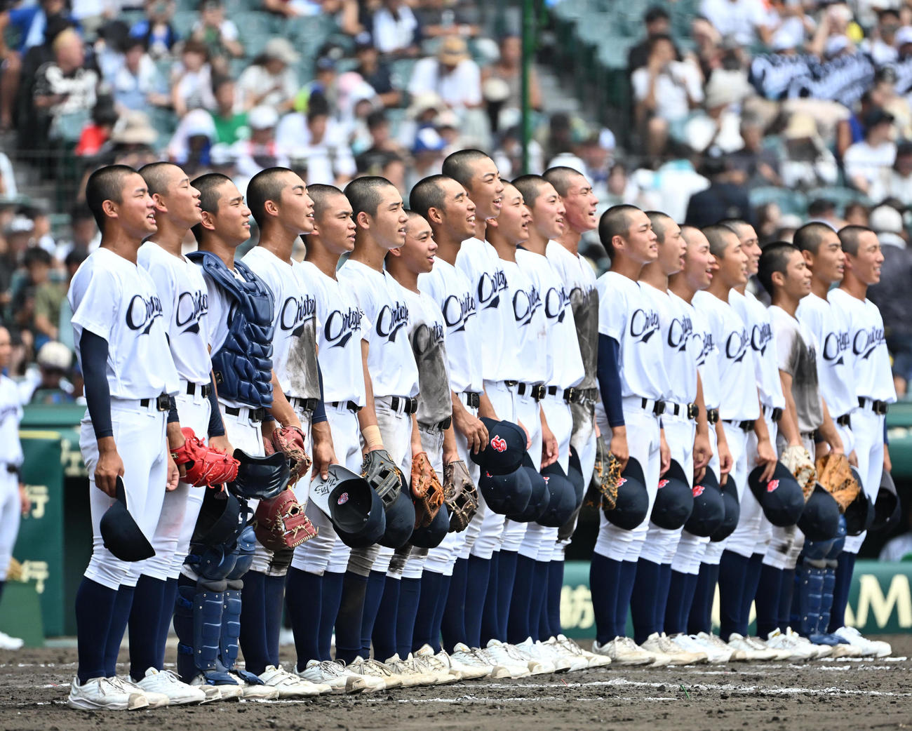 聖隷クリストファー対明秀学園日立　明秀学園日立に勝利し校歌を歌う聖隷クリストファーナイン（撮影・石井愛子）