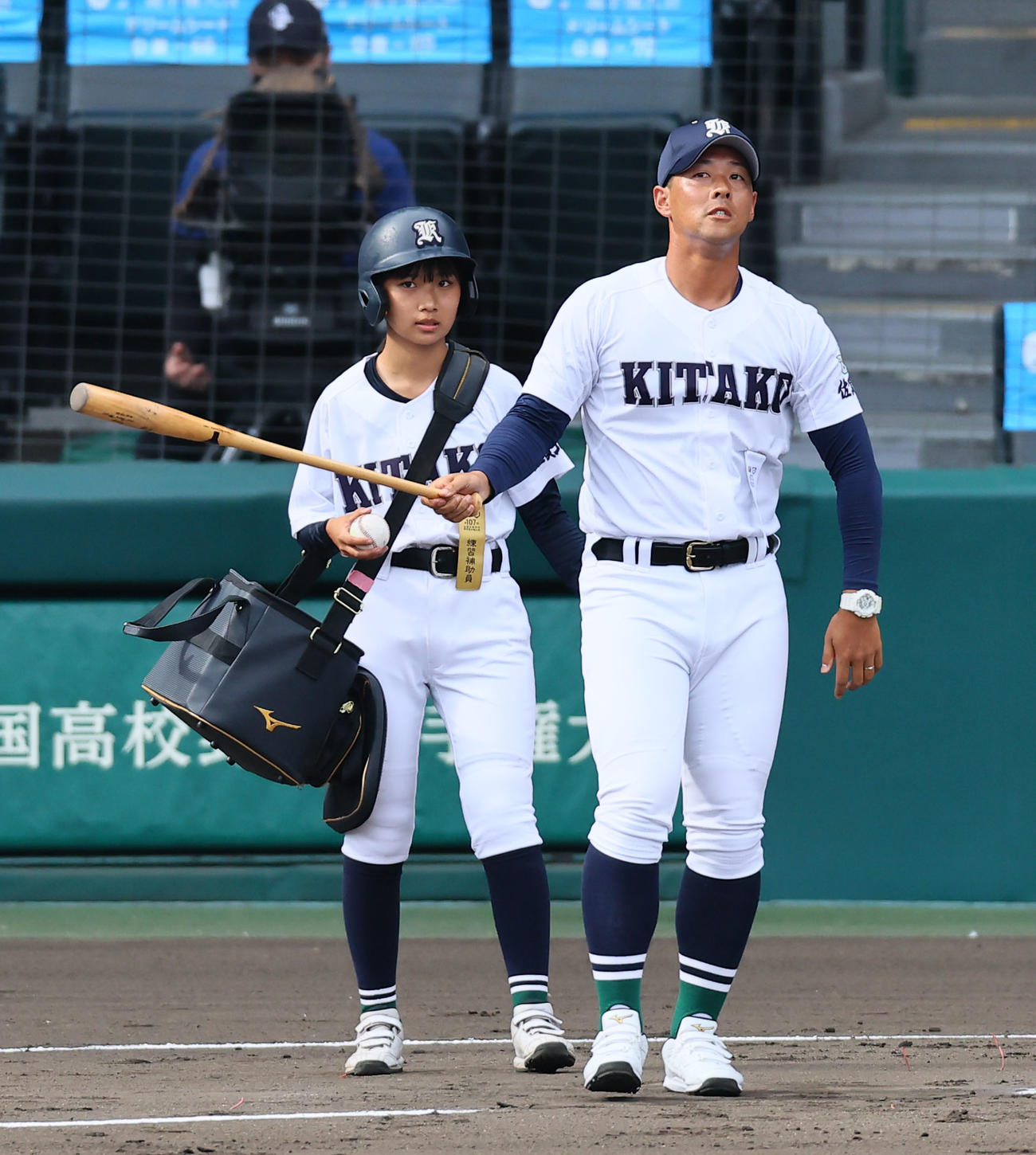 青藍泰斗対佐賀北　ノック補助を務める佐賀北女子部員の家永そらさん（撮影・藤尾明華）