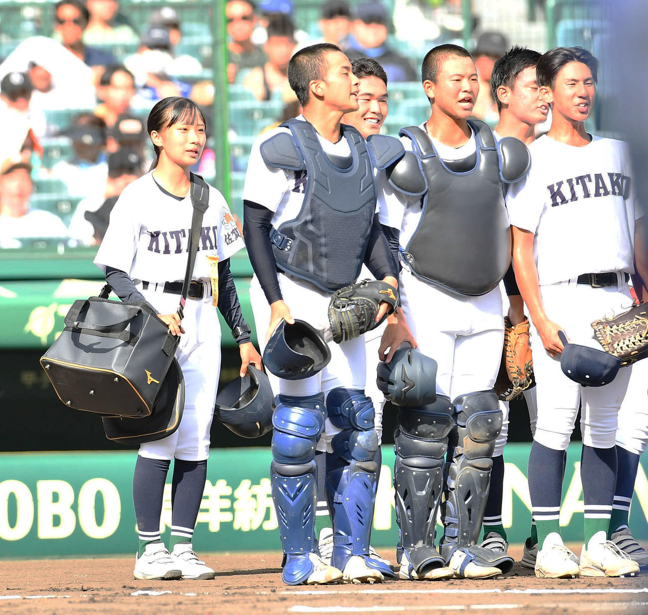 青藍泰斗対佐賀北　試合前、シートノックを終えてボールパーソンを務めた佐賀北の家永そらさん（左）はナインとグラウンドに一礼する（撮影・岩下翔太）