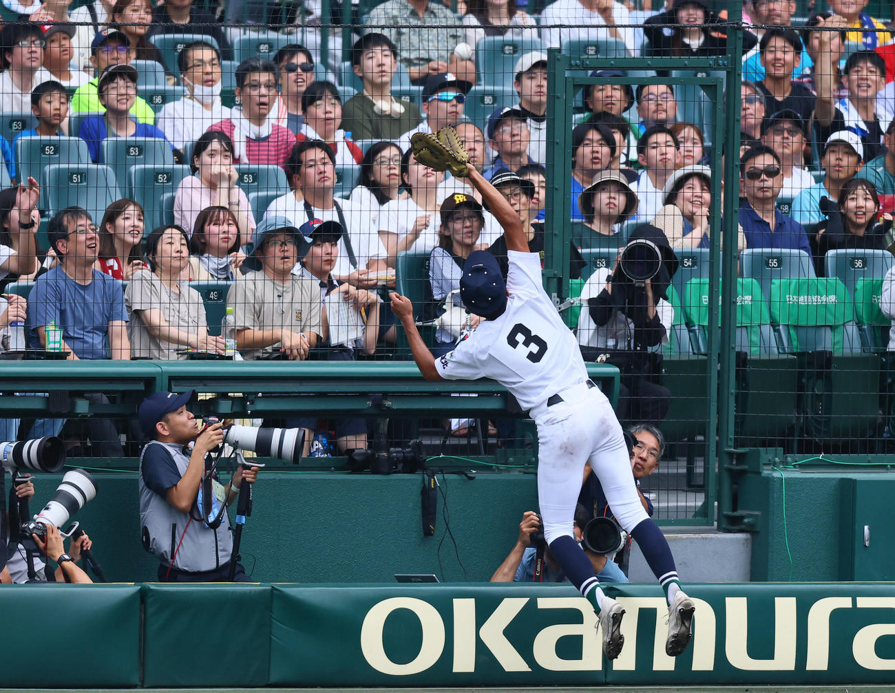青藍泰斗対佐賀北　2回表青藍泰斗1死一塁、白土の一邪飛を捕球し、カメラマン席に飛び込む宮崎（撮影・藤尾明華）