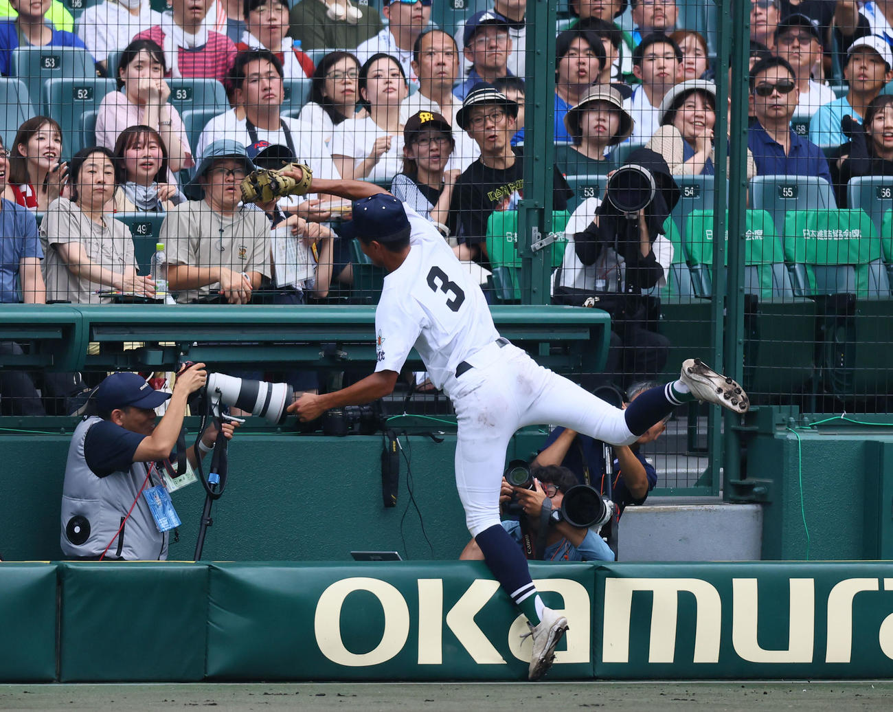 青藍泰斗対佐賀北　2回表青藍泰斗1死一塁、白土の一邪飛を捕球し、カメラマン席に飛び込む宮崎（撮影・藤尾明華）