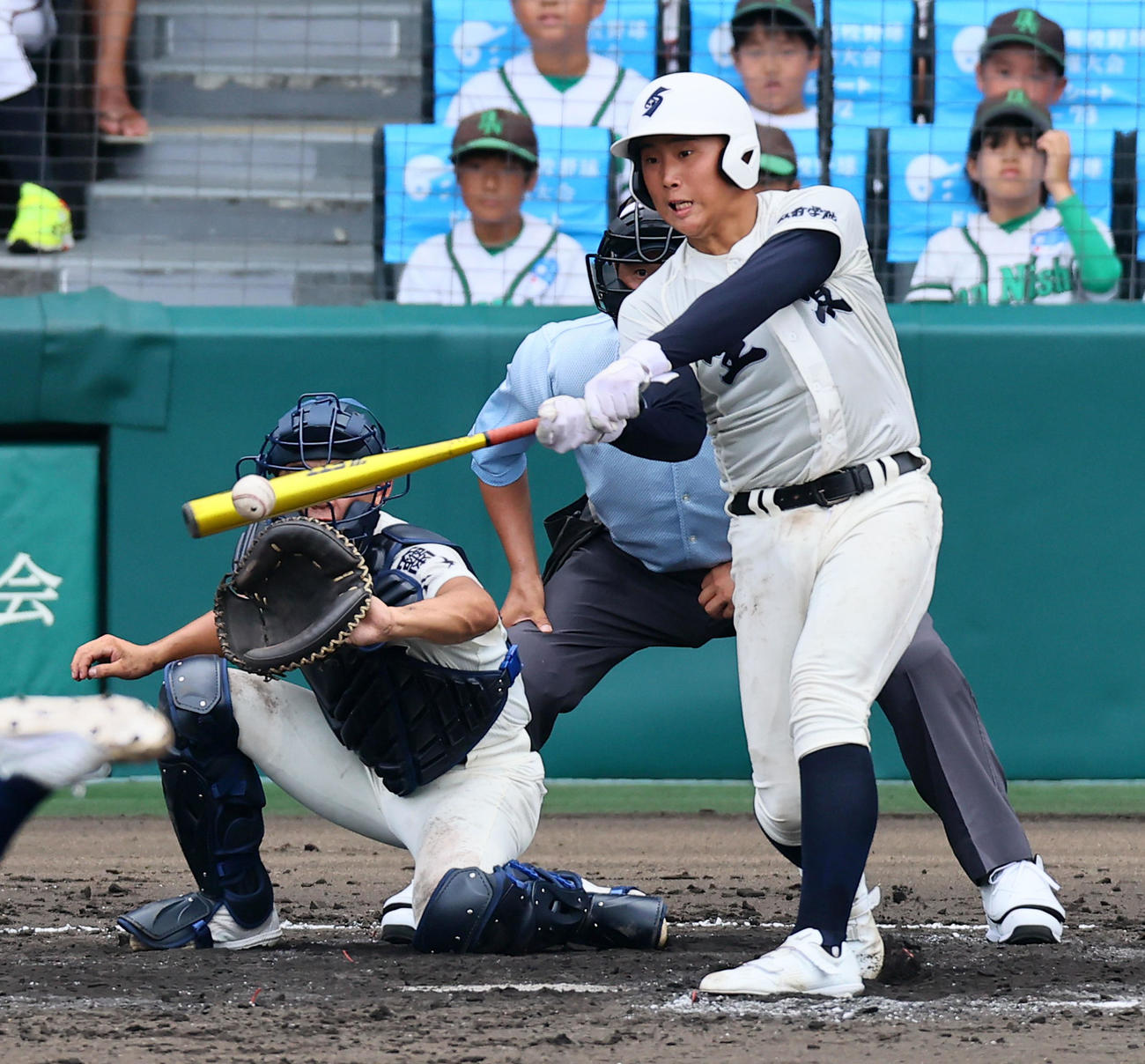 西日本短大付対弘前学院聖愛　4回裏弘前学院聖愛2死三塁、成田は勝ち越し左前適時打を放つ（撮影・加藤哉）