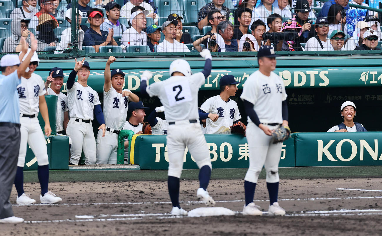 西日本短大付対弘前学院聖愛　4回裏弘前学院聖愛2死三塁、成田の勝ち越し左前適時打に喜ぶベンチのナイン（撮影・加藤哉）