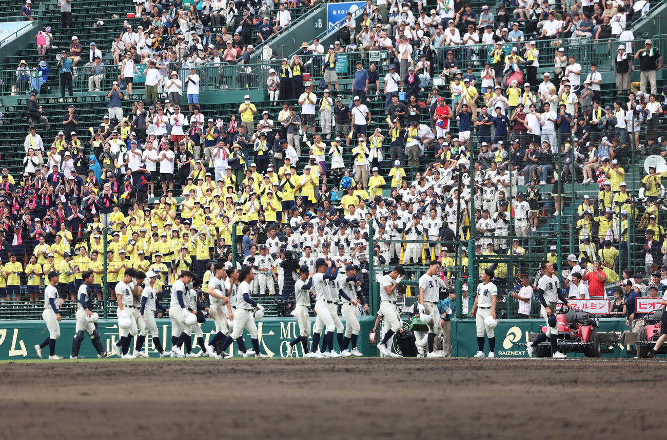 西日本短大付対弘前学院聖愛　負けが決まりがっくりと引き上げる弘前学院聖愛ナイン（撮影・増田悦実）