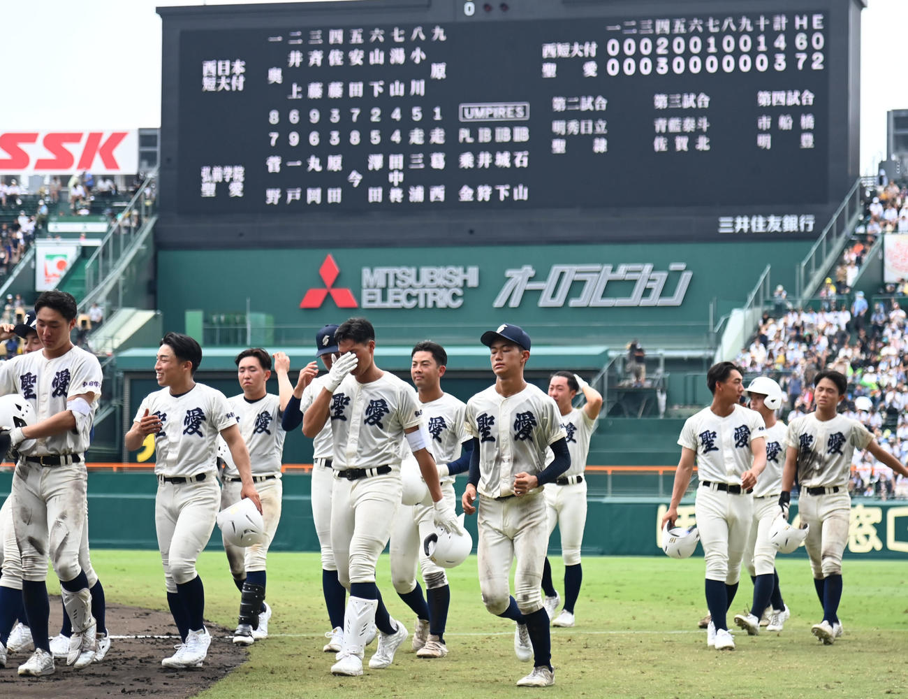 西日本短大付対弘前学院聖愛　西日本短大付に負け肩を落とす弘前学院聖愛ナイン（撮影・石井愛子）