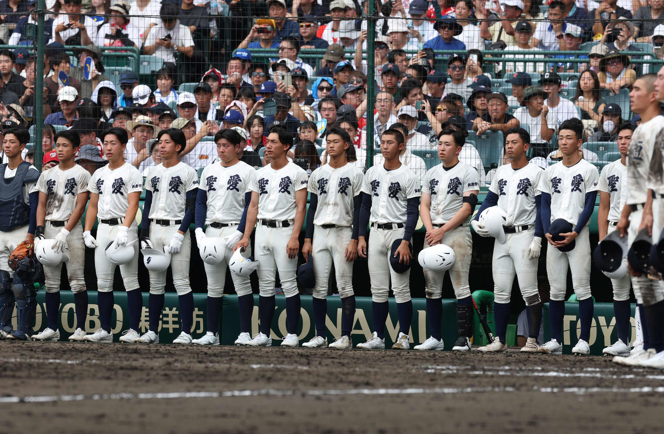 西日本短大付対弘前学院聖愛　試合に敗れ、相手校の校歌斉唱で整列する弘前学院聖愛ナイン（撮影・増田悦実）