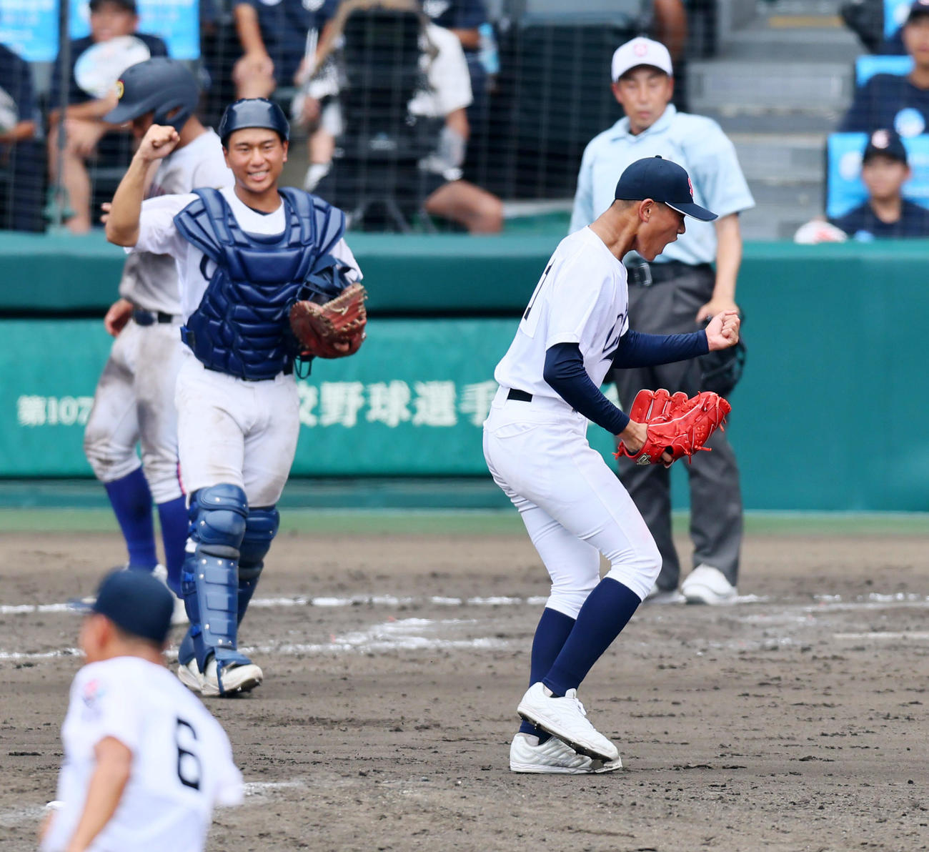 聖隷クリストファー対明秀学園日立　9回裏明秀学園日立2死三塁、高部は代打浅井を中飛に仕留めマウンドでガッツポーズを見せる（撮影・加藤哉）