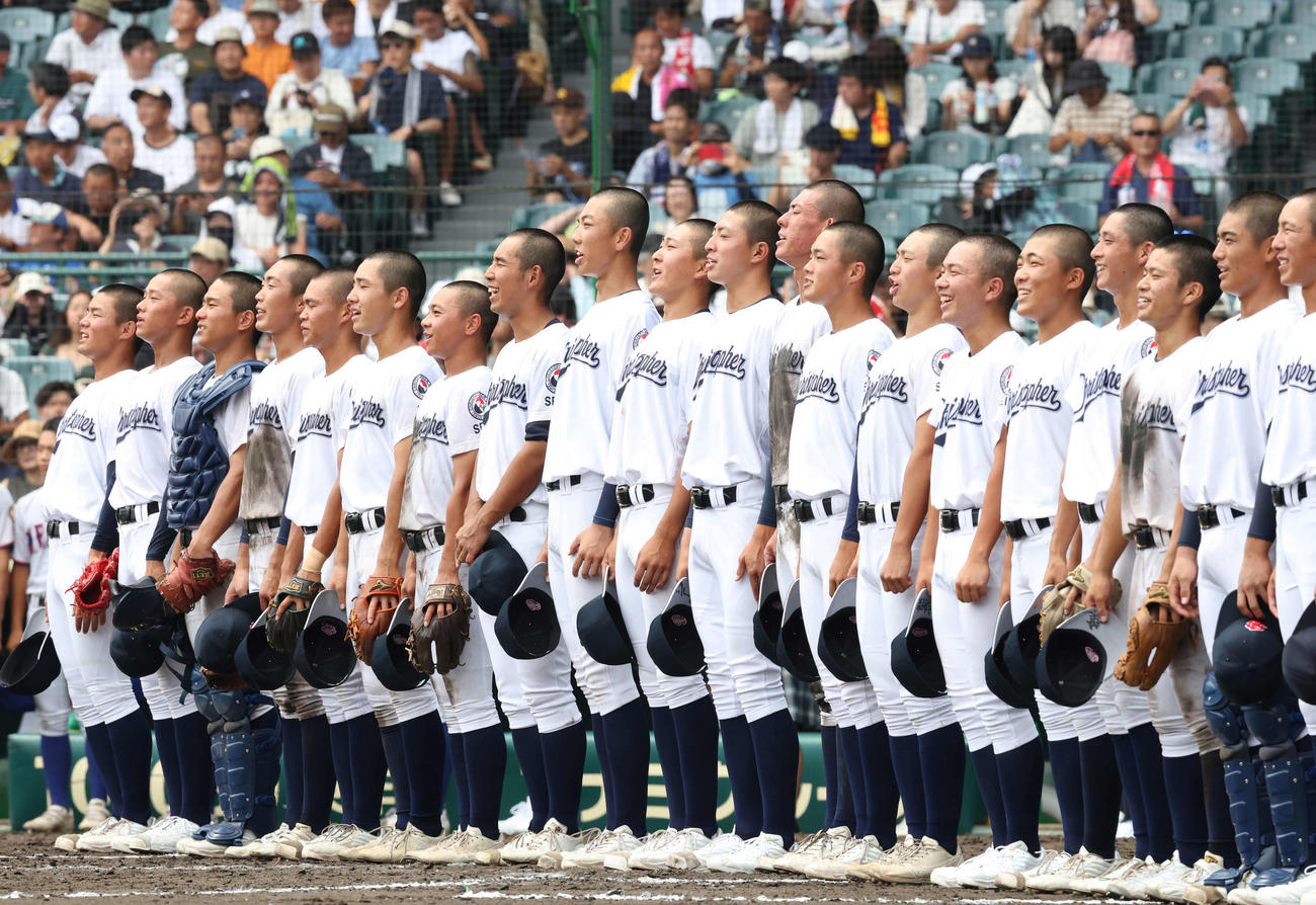 聖隷クリストファー対明秀学園日立　明秀学園日立に勝利し校歌斉唱する聖隷クリストファーナイン（撮影・増田悦実）