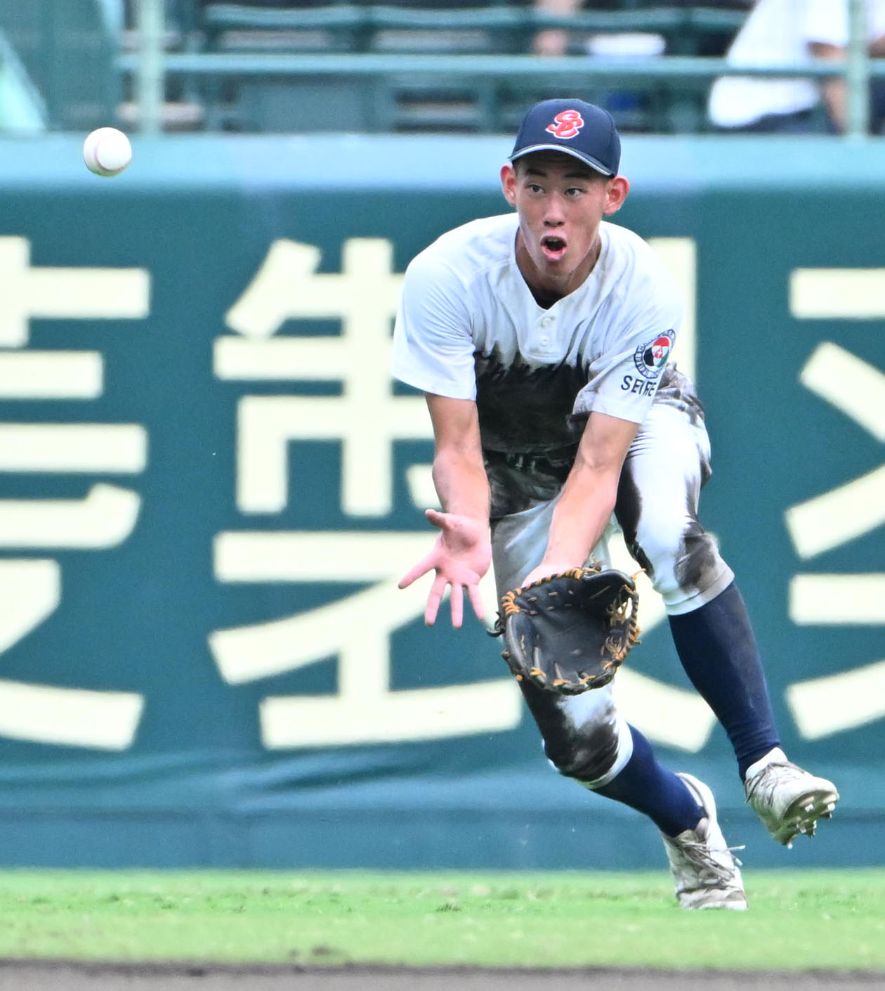 聖隷クリストファー対明秀学園日立　8回裏明秀学園日立2死　有住陽斗の左飛を好捕する聖隷クリストファーの江成大和（撮影・石井愛子）