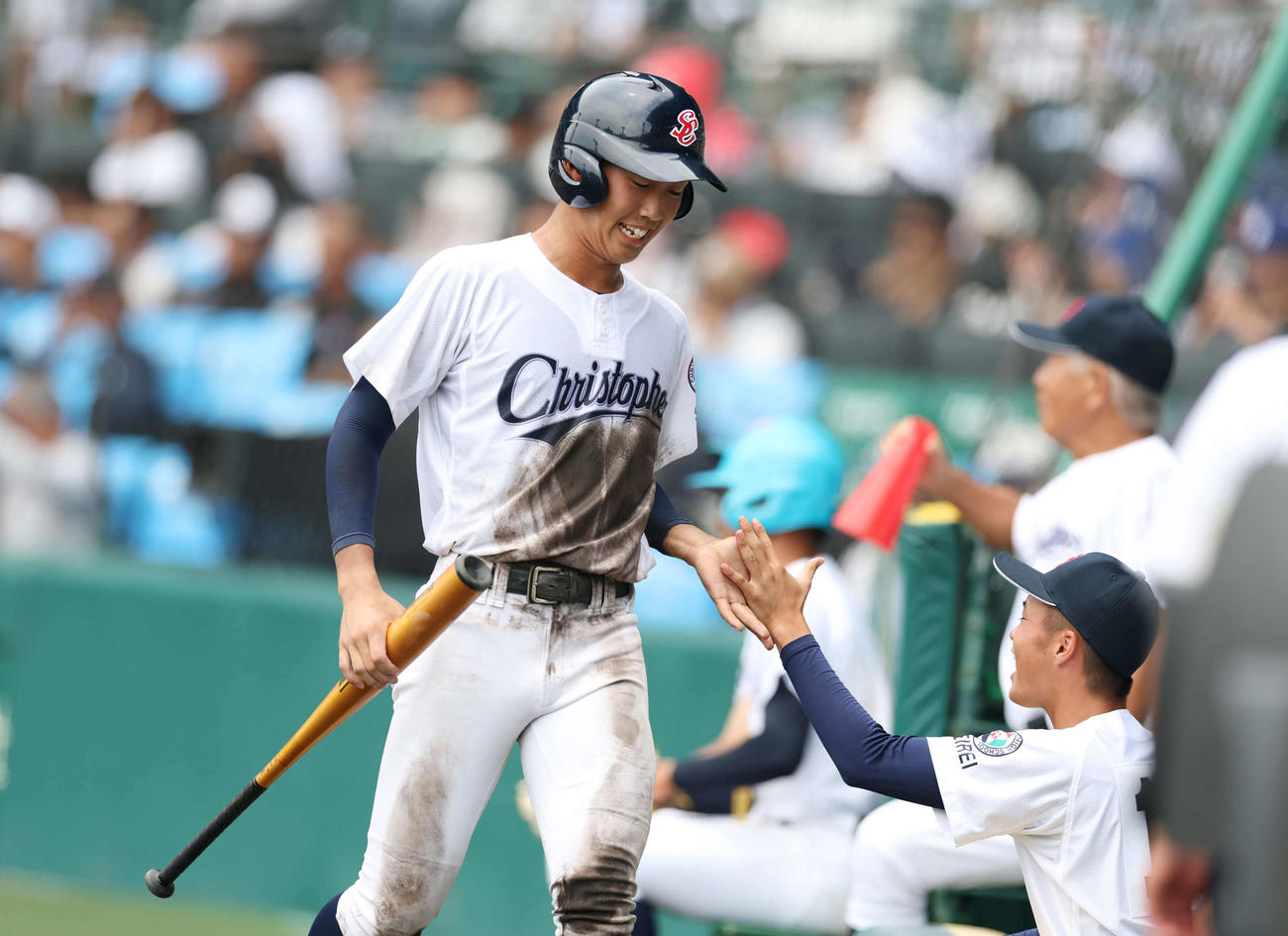 聖隷クリストファー対明秀学園日立　8回表聖隷クリストファー2死二塁、生還しナインとタッチを交わす渡部哉（撮影・増田悦実）