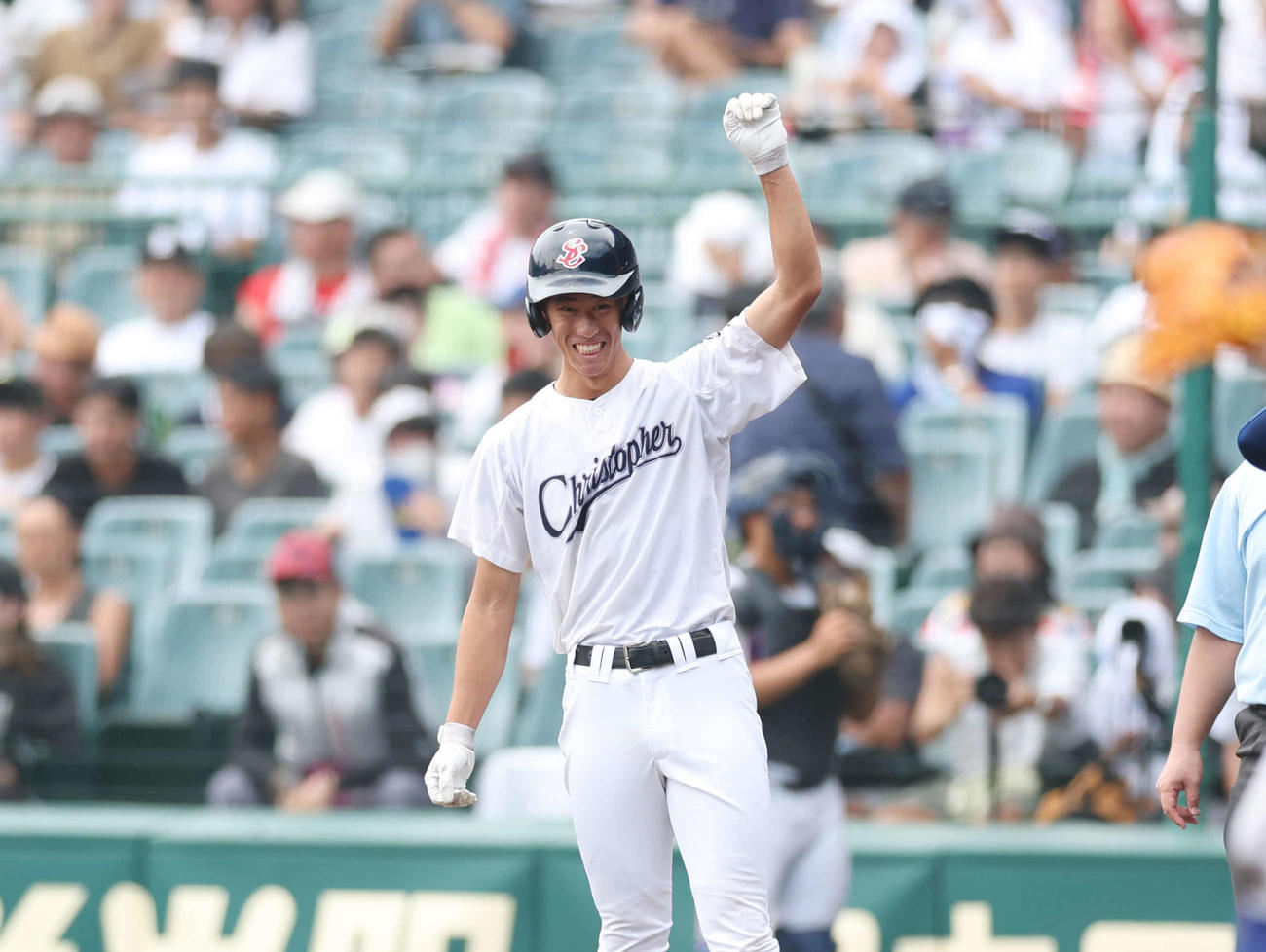 聖隷クリストファー対明秀学園日立　8回表聖隷クリストファー2死二塁、適時内野安打を放ちガッツポーズをする江成（撮影・増田悦実）
