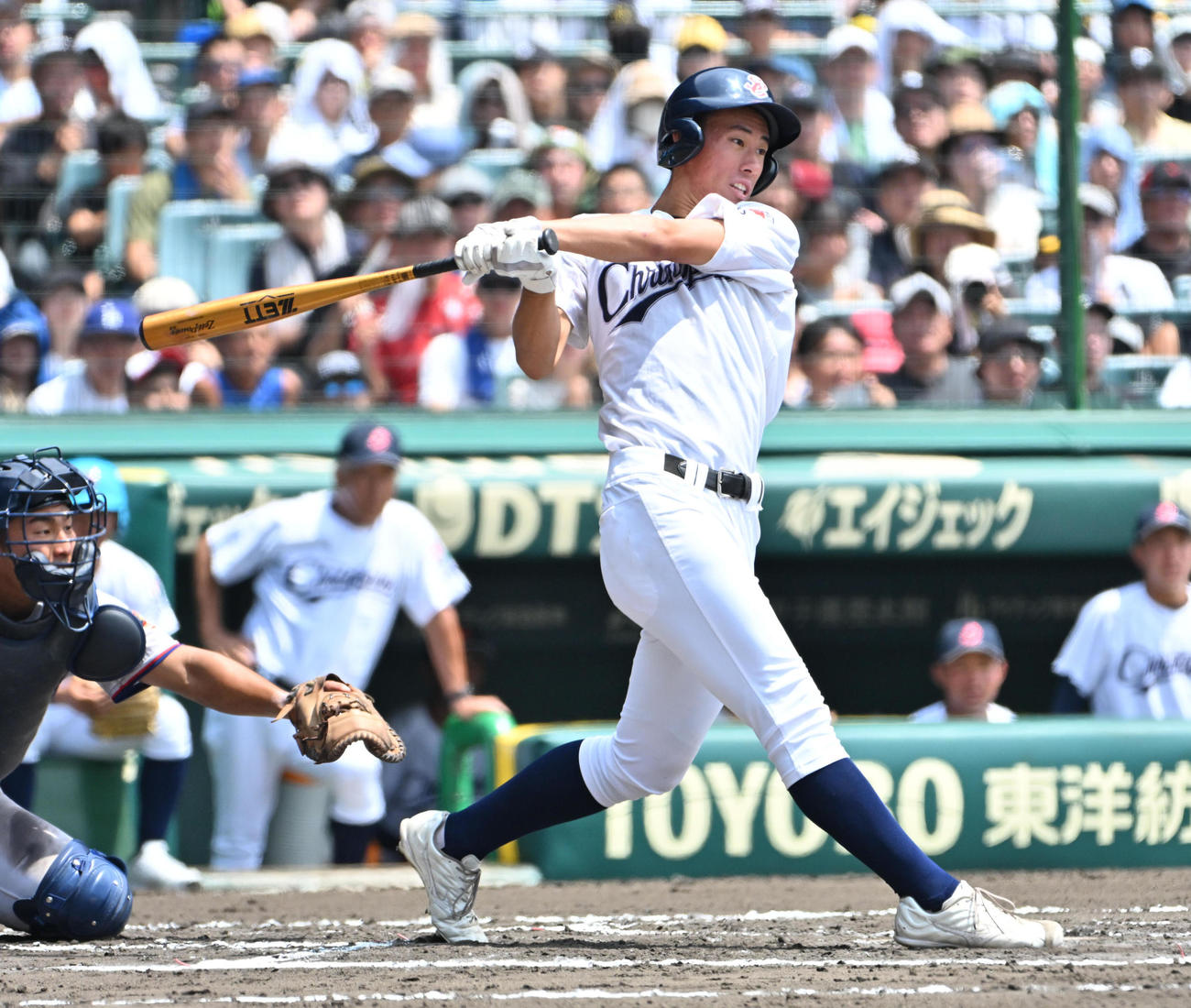 聖隷クリストファー対明秀学園日立　6回表聖隷クリストファー1死満塁　江成は二塁内野ゴロを放ち三塁走者を迎え入れる（撮影・石井愛子）