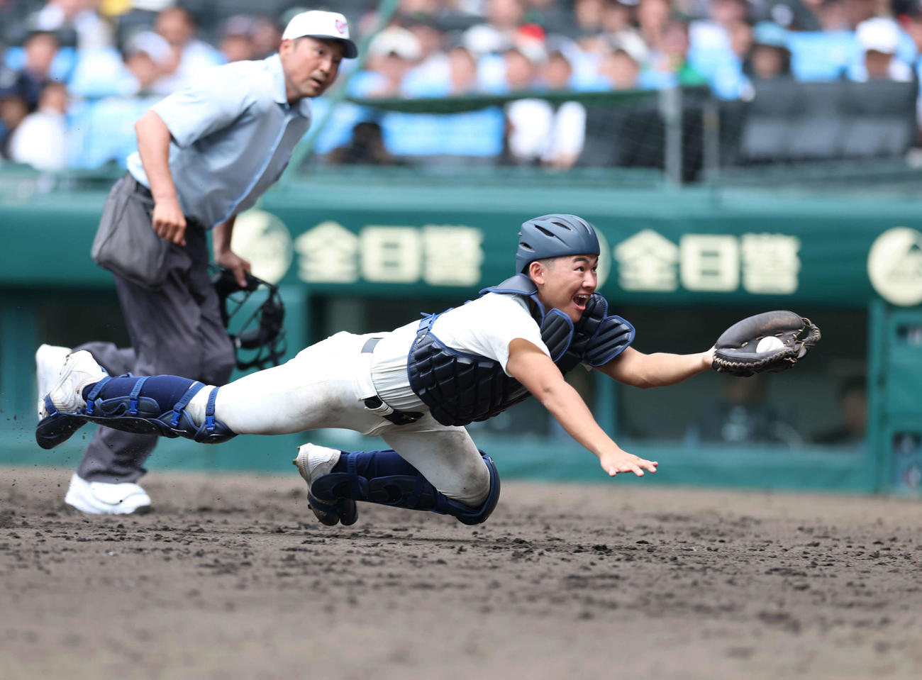 西日本短大付対弘前学院聖愛　タイブレーク10回裏無死一、二塁　菅野の一飛を好補する西日本短大付・山下（撮影・増田悦実）
