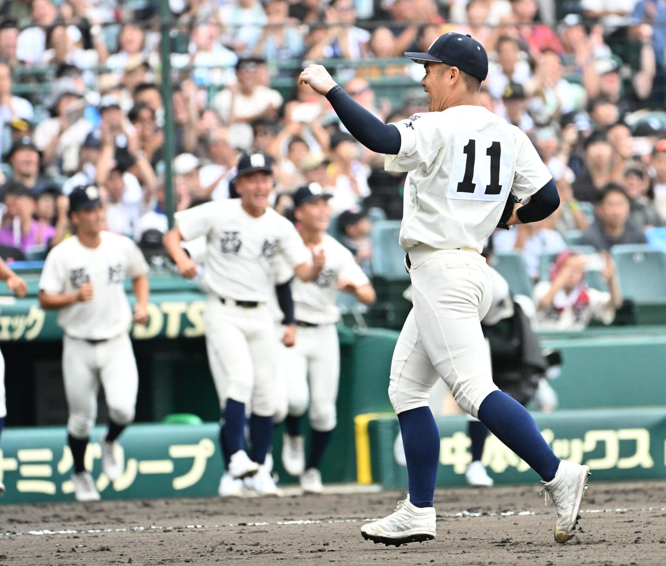 西日本短大付対弘前学院聖愛　弘前学院聖愛に勝利し喜ぶ西日本短大付の原綾汰（右）（撮影・石井愛子）