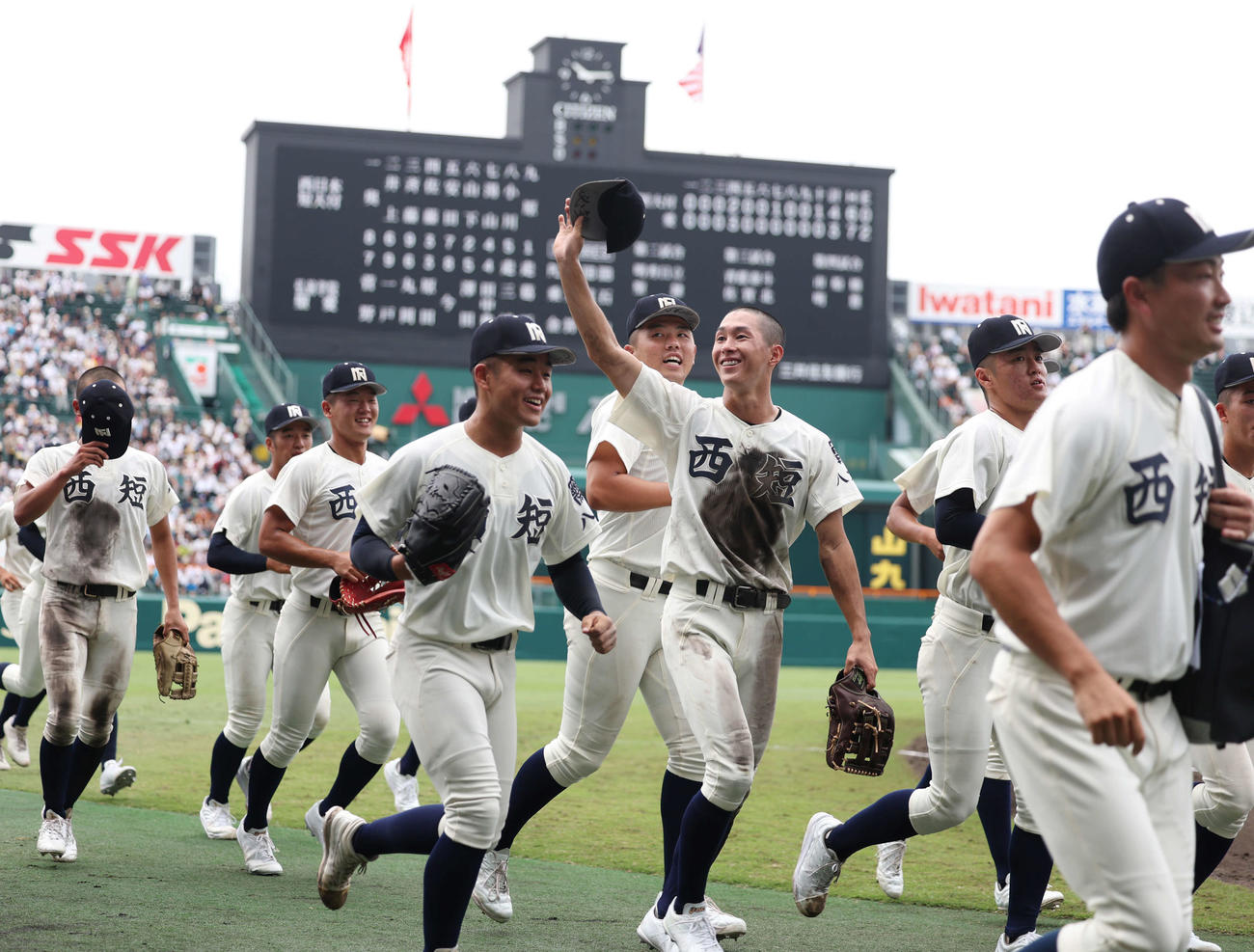 西日本短大付対弘前学院聖愛　弘前学院聖愛に勝利し笑顔で引き上げる西日本短大付ナイン（撮影・増田悦実）