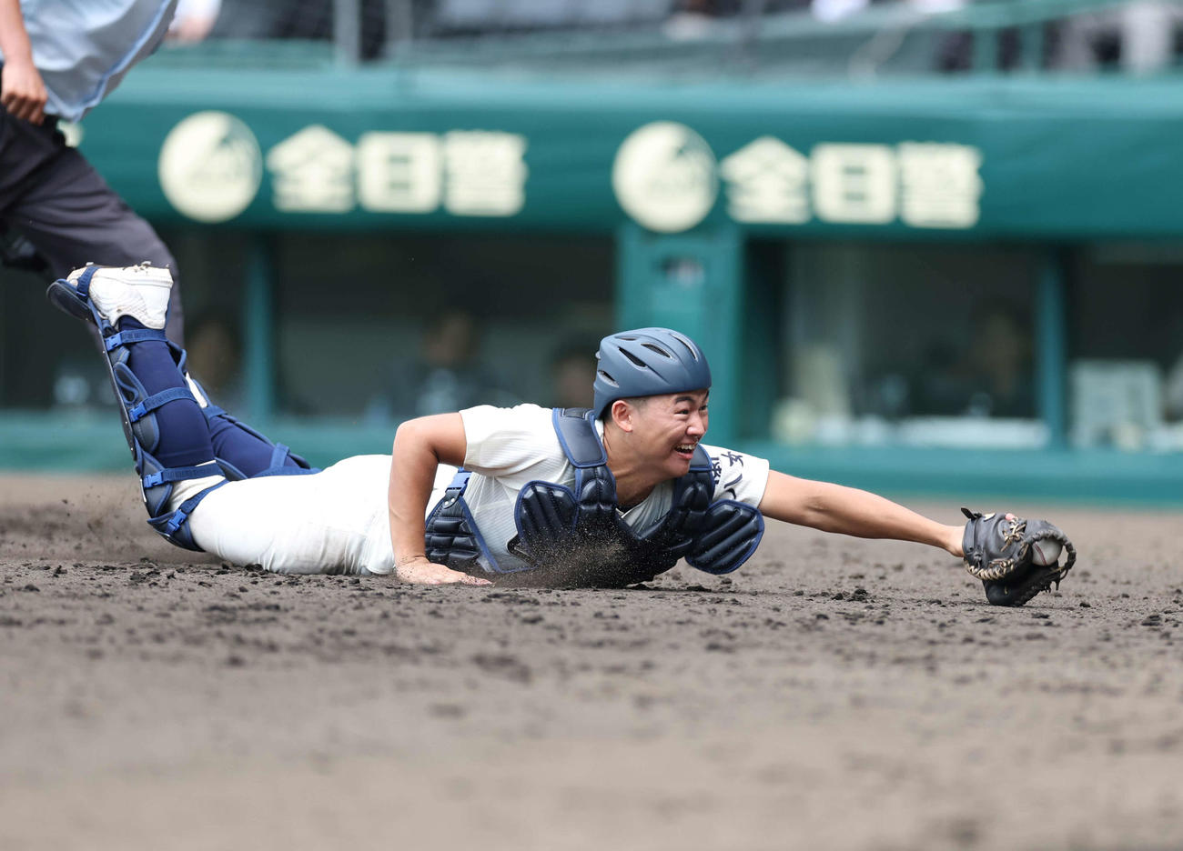 西日本短大付対弘前学院聖愛　タイブレーク10回裏無死一、二塁　菅野の一飛を好補する西日本短大付・山下（撮影・増田悦実）