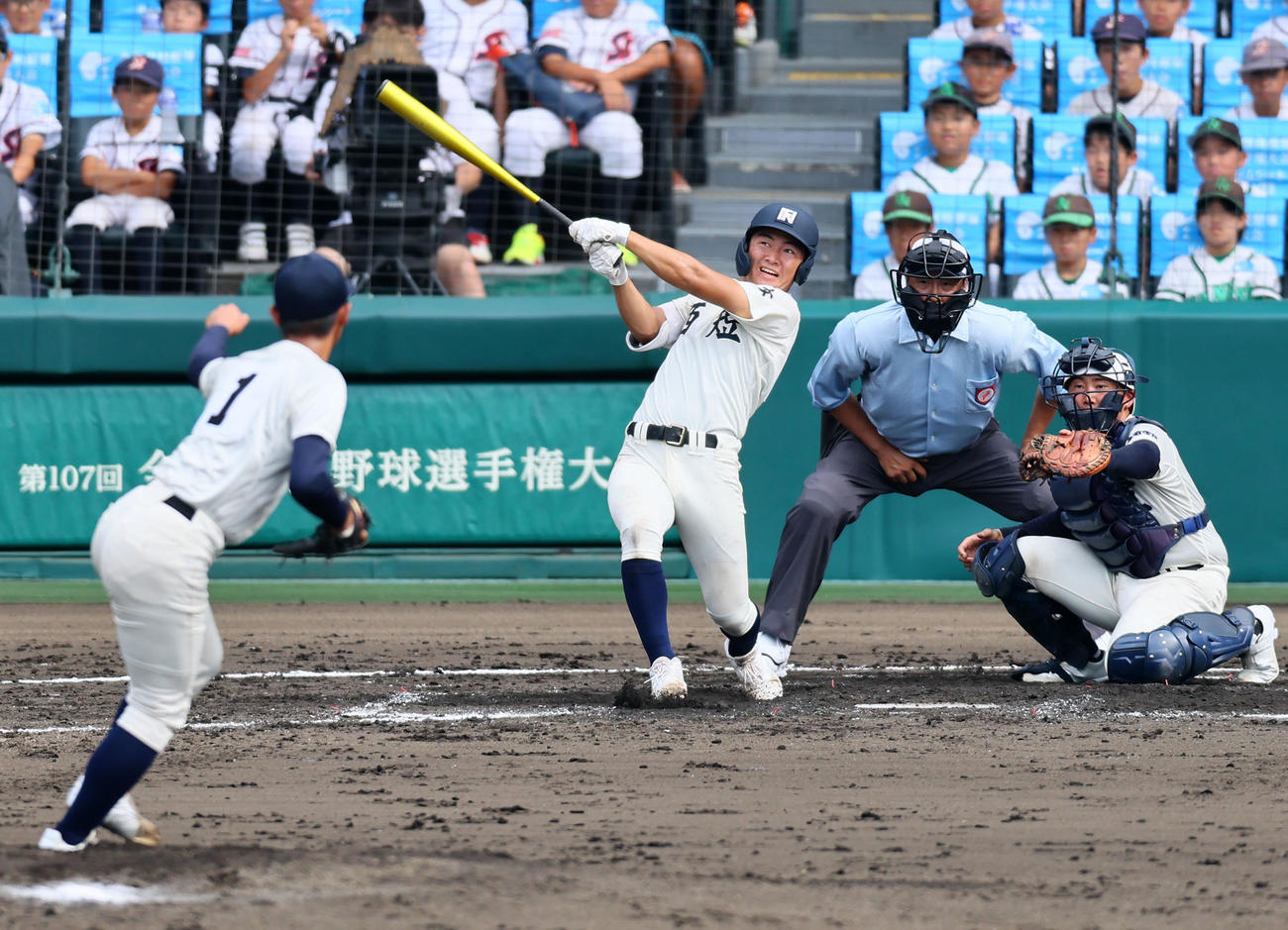 西日本短大付対弘前学院聖愛　4回表西日本短大付2死一塁、山下は右越え2点本塁打を放つ。投手芹川（撮影・加藤哉）