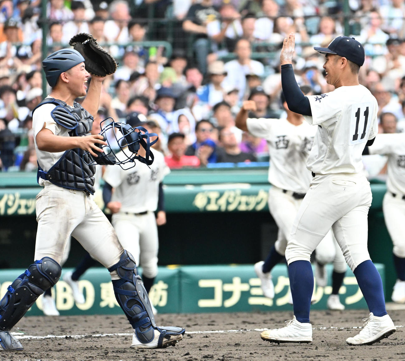 西日本短大付対弘前学院聖愛　弘前学院聖愛に勝利し喜ぶ西日本短大付の原（右）と山下（撮影・石井愛子）