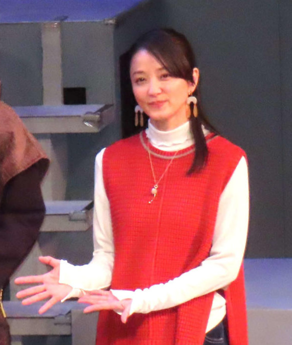 「ナンバーワン戦隊ゴジュウジャー」制作発表イベントに登壇した、前列左から鈴木秀脩、今森茉耶、冬野心央、松本仁、神田聖司、中越典子。後列左から三本木大輔、まるぴ、カルマ