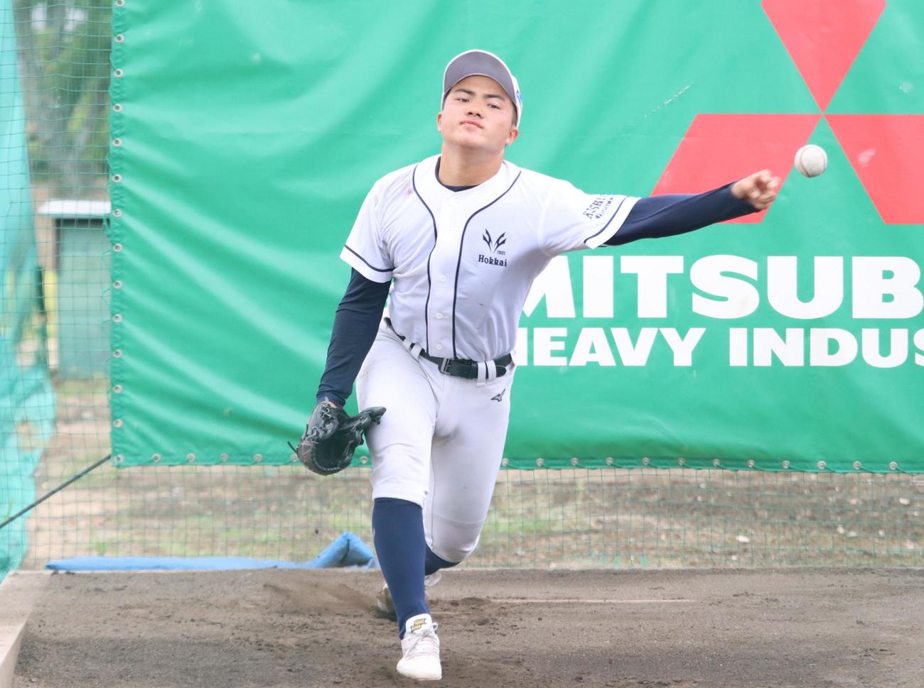 東海大熊本星翔戦に向けてブルペンで投球練習する北海のエース浅水（撮影・保坂果那）