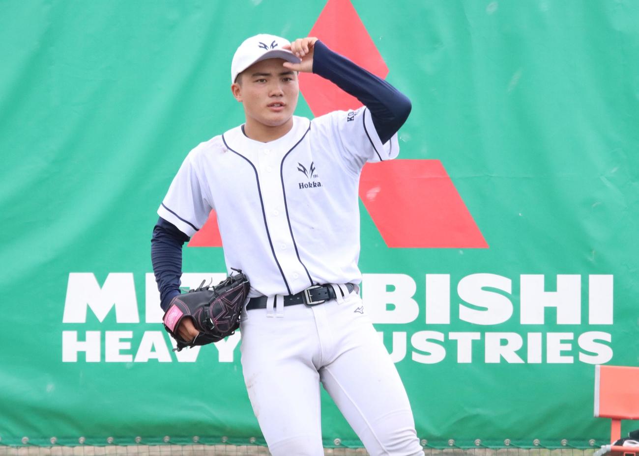 甲子園に向けて新調したグラブを使う北海のエース浅水（撮影・保坂果那）