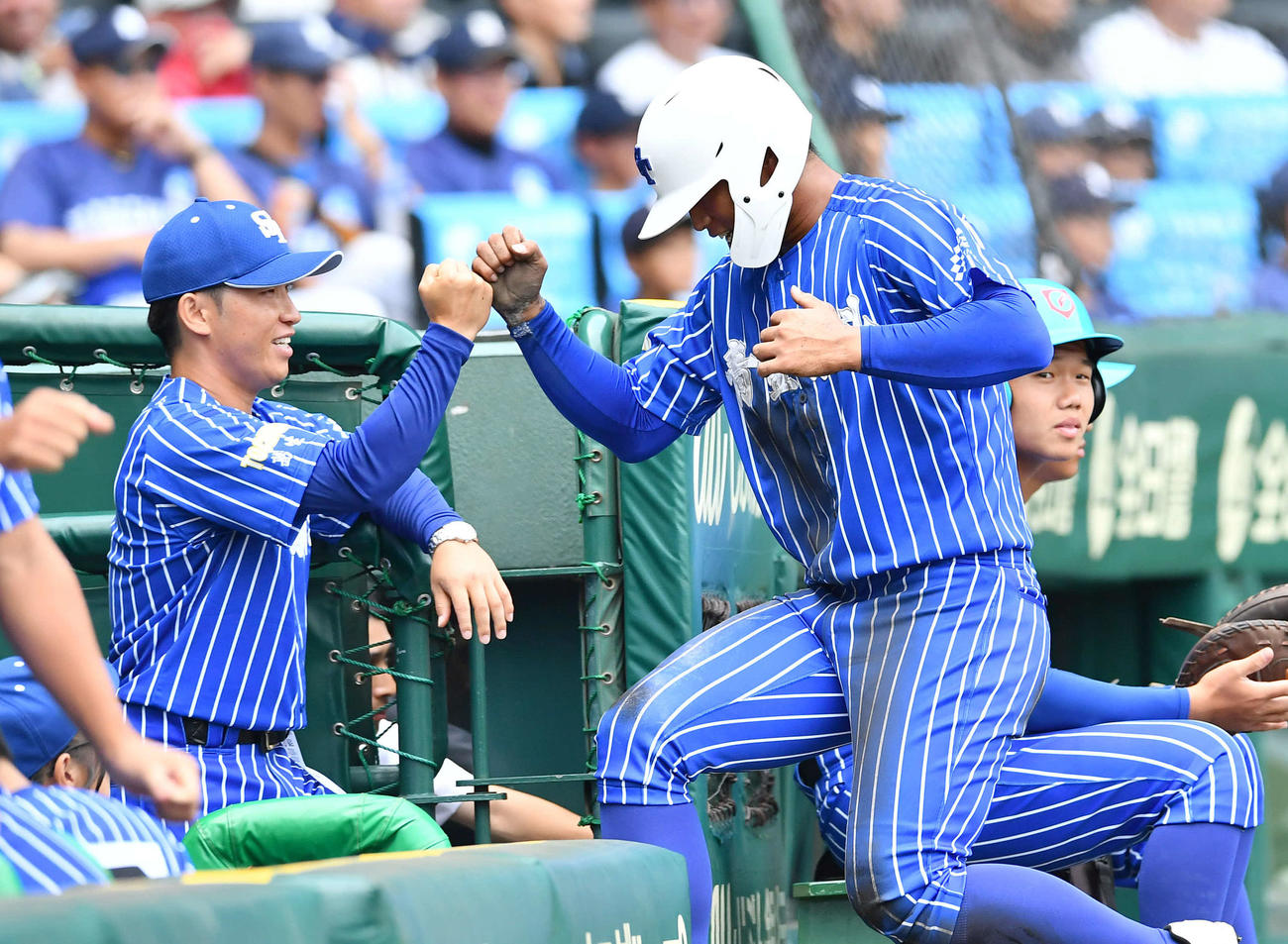 青藍泰斗対佐賀北　1回表青藍泰斗1死三塁、服部の二ゴロの間に先制のホームを踏み、青山監督（左）とグータッチを交わす鈴木（撮影・岩下翔太）