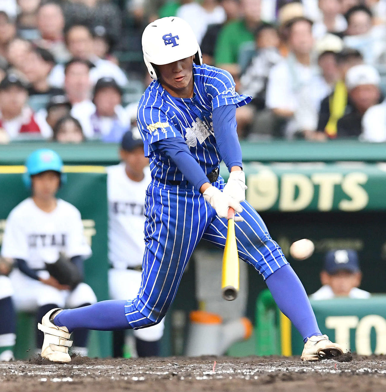 青藍泰斗対佐賀北　4回表青藍泰斗1死一、三塁、富田は勝ち越しの中前適時打を放つ（撮影・岩下翔太）