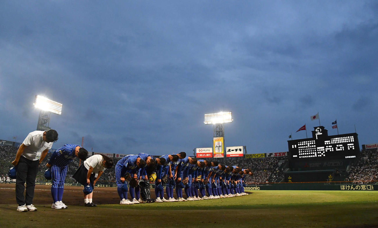 青藍泰斗対佐賀北　佐賀北に敗れ、アルプススタンドの応援団に一礼する青藍泰斗ナイン（撮影・岩下翔太）