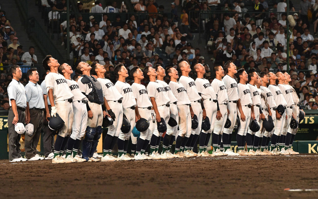 青藍泰斗対佐賀北　青藍泰斗にサヨナラ勝利し、校歌を斉唱する佐賀北ナイン（撮影・岩下翔太）