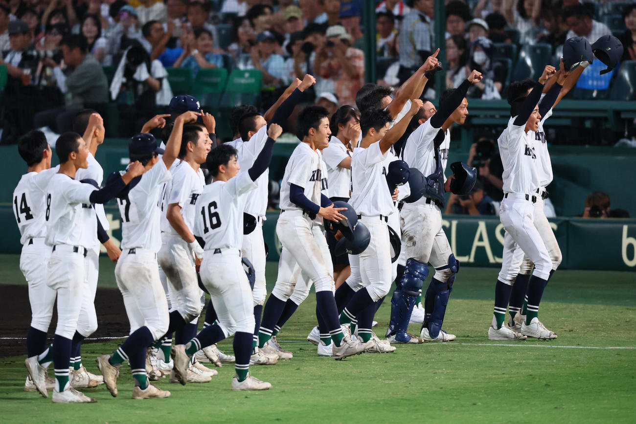 青藍泰斗対佐賀北　青藍泰斗に勝利し、アルプススタンドに向かってガッツポーズをする佐賀北ナイン（撮影・藤尾明華）