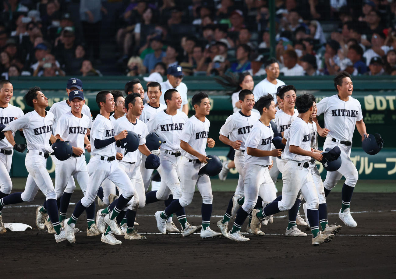 青藍泰斗対佐賀北　青藍泰斗に勝利し、アルプススタンドに向かう佐賀北ナイン（撮影・藤尾明華）