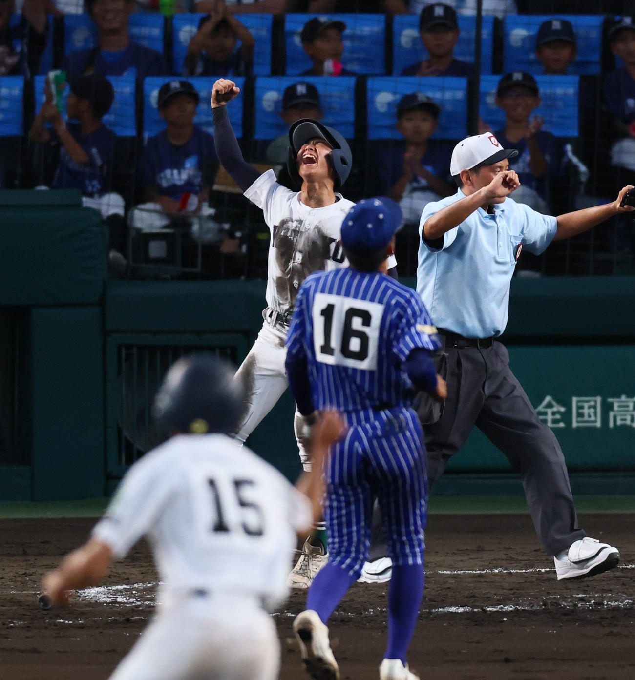 青藍泰斗対佐賀北　10回裏佐賀北1死満塁、山下のサヨナラのスクイズで生還し、ガッツポーズをする塚原（撮影・藤尾明華）
