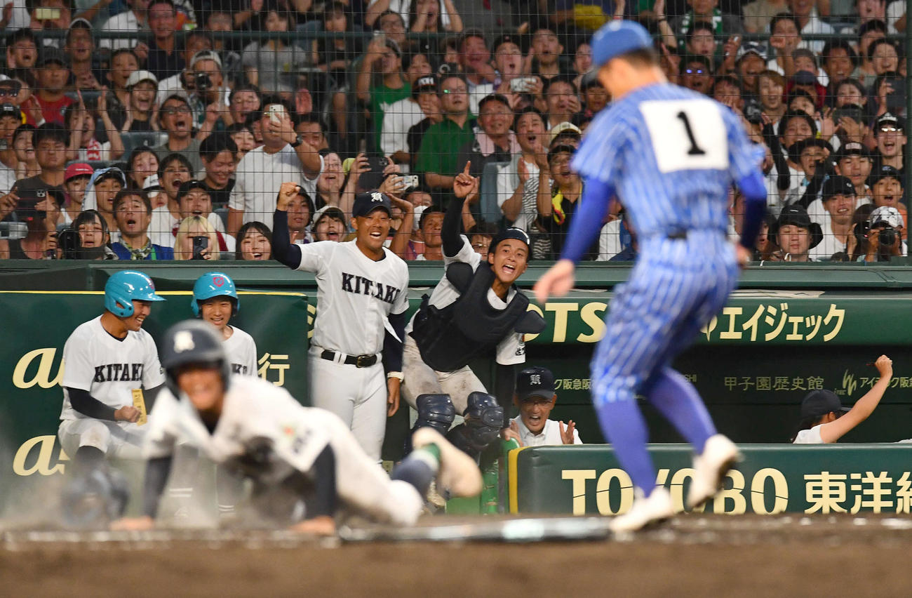 青藍泰斗対佐賀北　10回裏佐賀北1死満塁、山下がサヨナラ勝利となるスクイズを決め、ガッツポーズする本村監督（左から3人目）（撮影・岩下翔太）