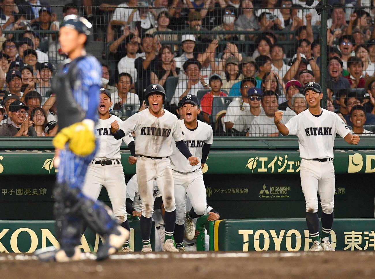 青藍泰斗対佐賀北　10回裏佐賀北1死満塁、山下がサヨナラ勝利となるスクイズを決め、雄たけびをあげる佐賀北ナイン（撮影・岩下翔太）