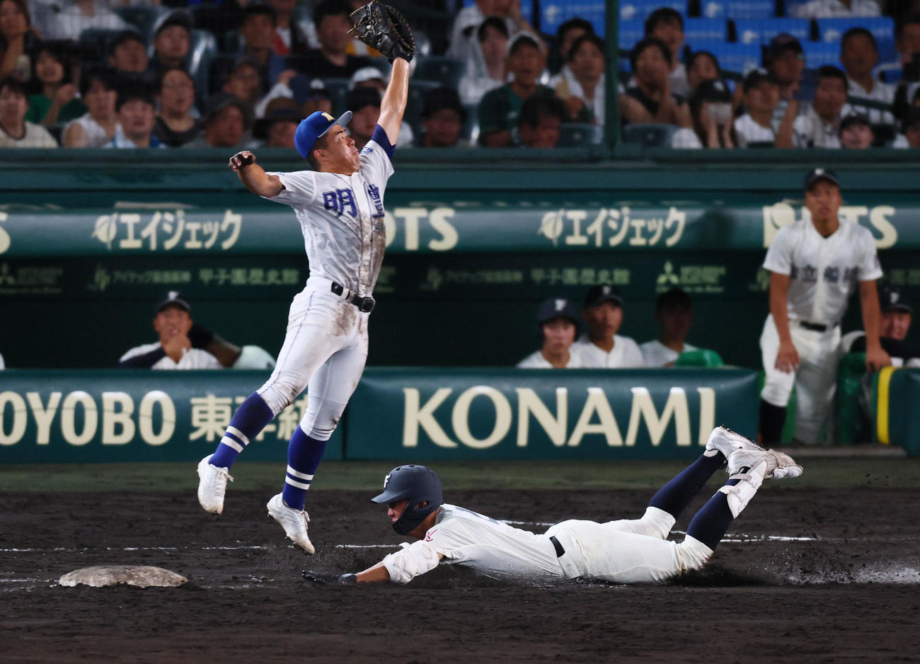 明豊対市船橋　6回表市船橋2死二塁、花嶋は三ゴロ内野安打を放ちヘッドスライディングする（撮影・藤尾明華）