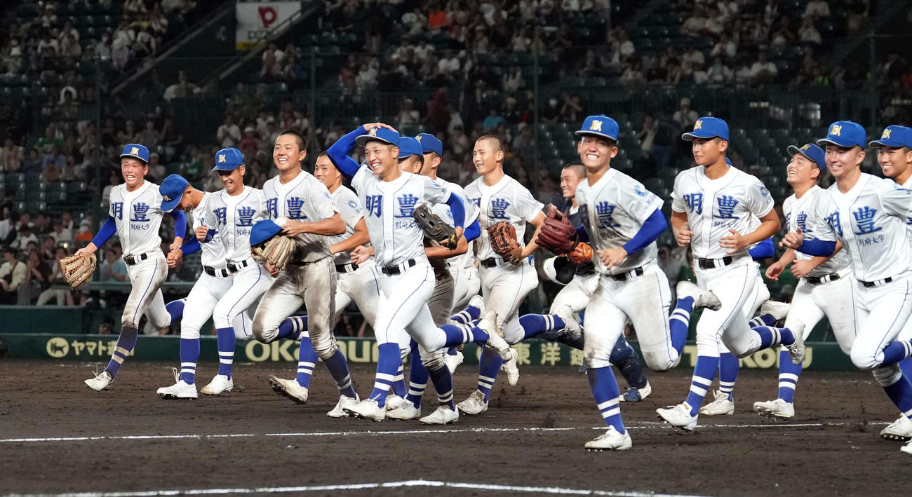 明豊対市船橋　市船橋に勝利し笑顔で駆け出す明豊の選手たち（撮影・小島史椰）