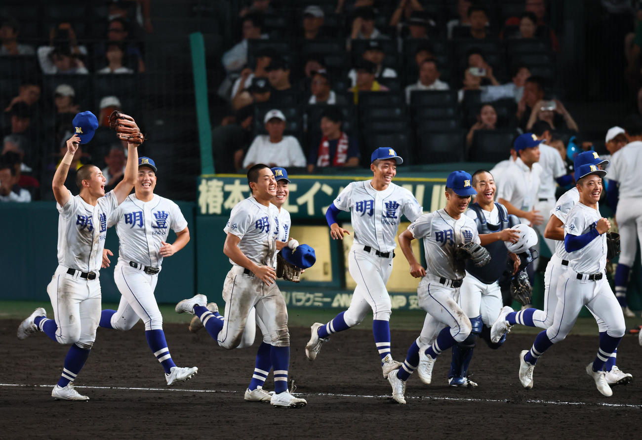 明豊対市船橋　市船橋に勝利し、アルプススタンドに向かう明豊ナイン（撮影・藤尾明華）