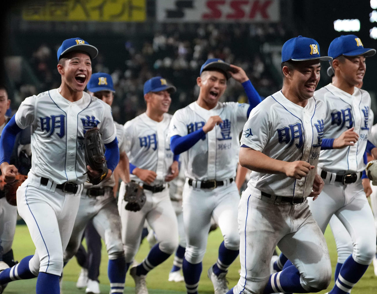 明豊対市船橋　市船橋に勝利し笑顔を見せる明豊の選手たち（撮影・小島史椰）