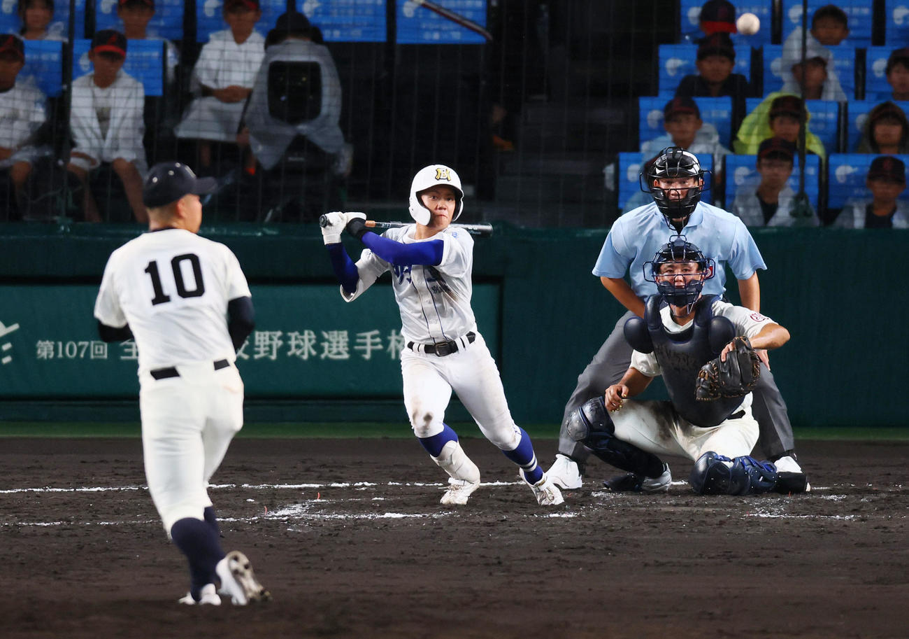 明豊対市船橋　3回表明豊2死二、三塁、藤は中前に先制2点適時打を放つ。投手諸岡（撮影・藤尾明華）