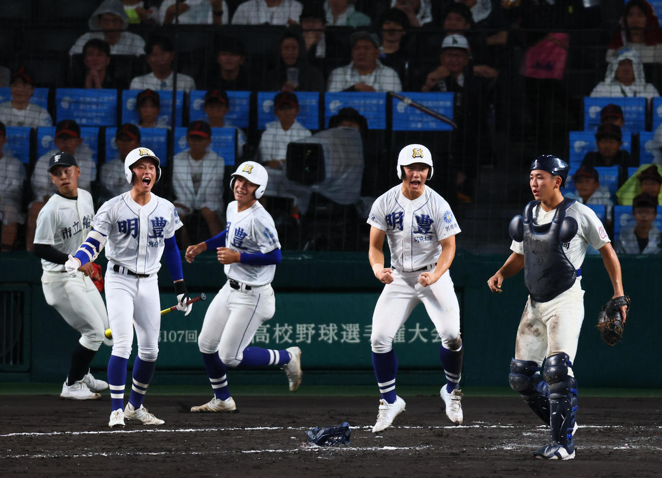 明豊対市船橋　3回表明豊2死二、三塁、藤の中前に先制2点適時打で生還しガッツポーズをする井上（右から2人目）。左は投手諸岡（撮影・藤尾明華）