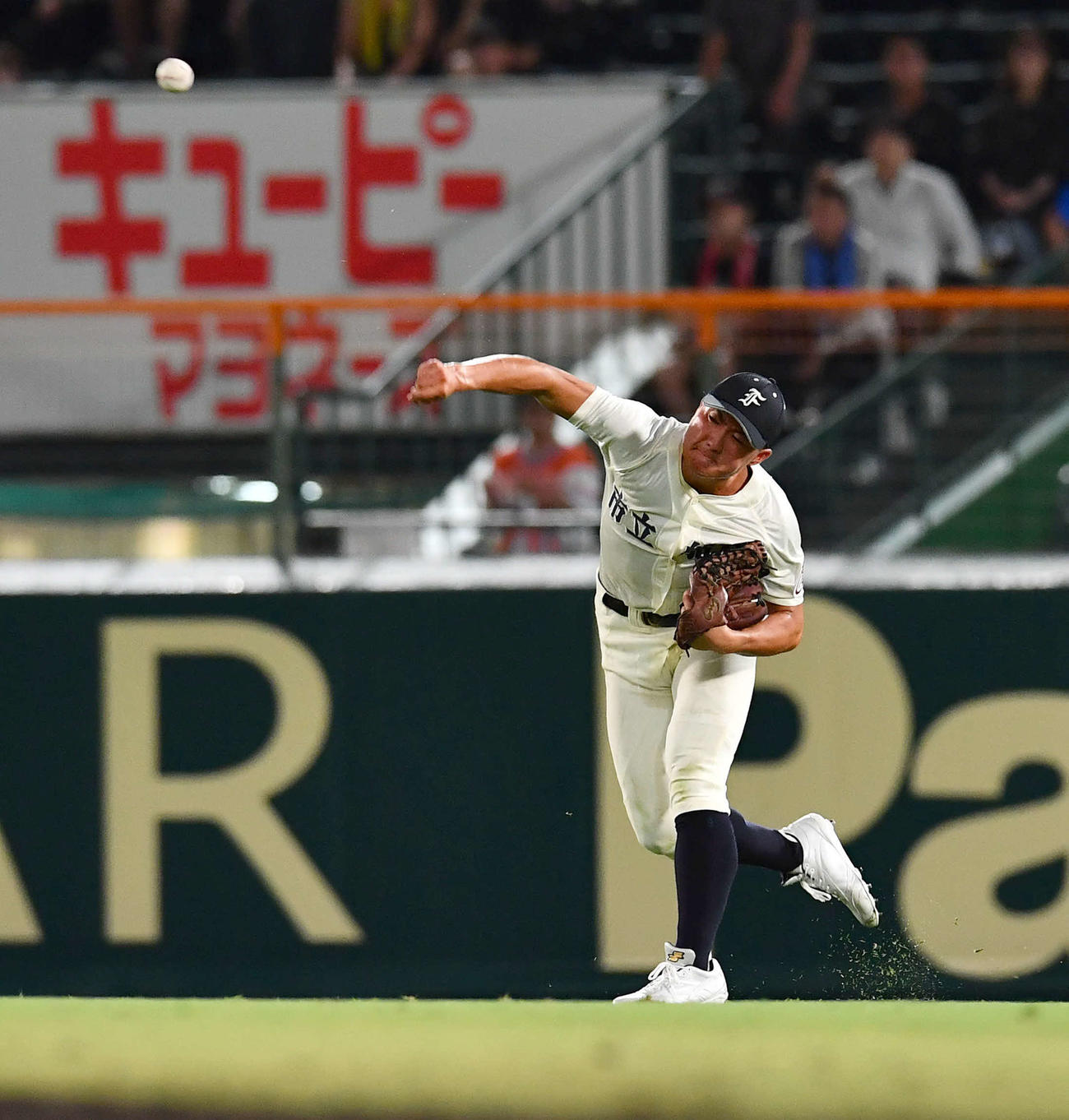 明豊対市船橋　8回表明豊1死二、三塁、辻田の中飛でタッチアップした三塁走者の川口を好返球でアウトにした市船橋井上（撮影・岩下翔太）